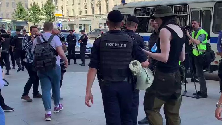 На несанкционированном митинге в Москве начались задержания