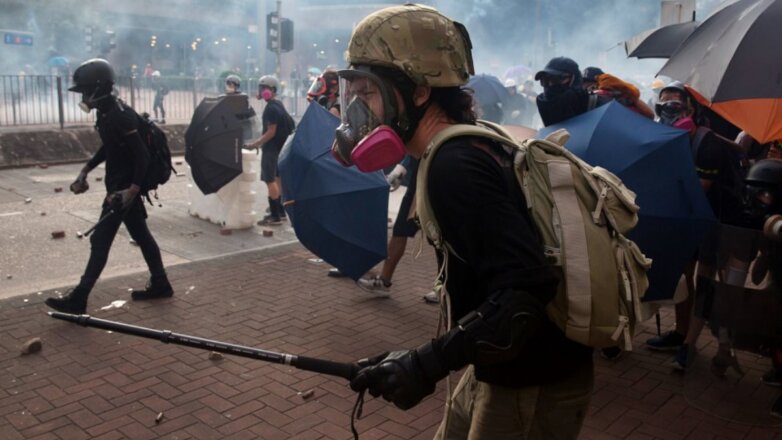 Гонконгская полиция применила против демонстрантов слезоточивый газ