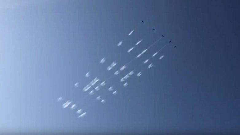 Российские лётчики написали в небе текст с помощью облака разогретого масла
