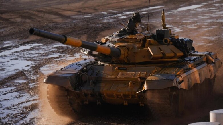 Российские военные приготовили яичницу при помощи танка Т-80