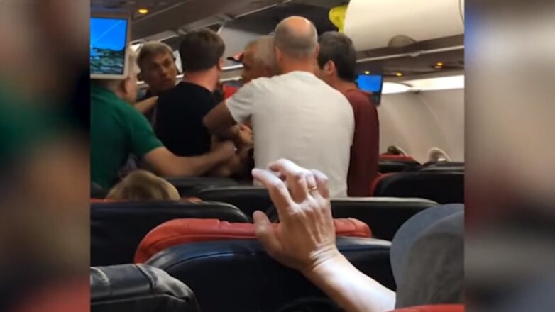 На борту самолёта Стамбул–Екатеринбург подрались женщина и двое мужчин