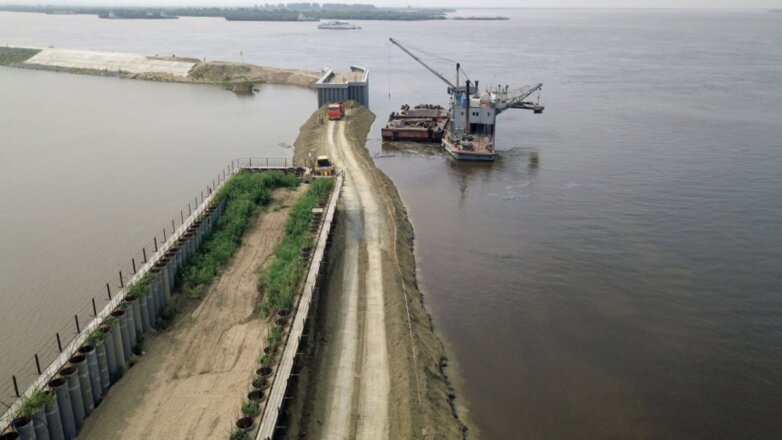 В Хабаровске перекрыли ворота дамбы для спасения города от паводка