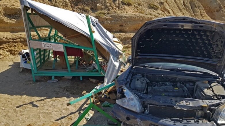 В Крыму автомобиль упал с обрыва на пляжную палатку
