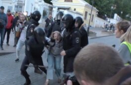 Полиция опровергла информацию об имени сотрудника, ударившего девушку на акции