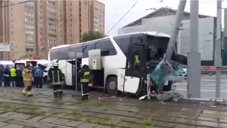 За попавшим в ДТП в Москве туристическим автобусом числятся 30 штрафов