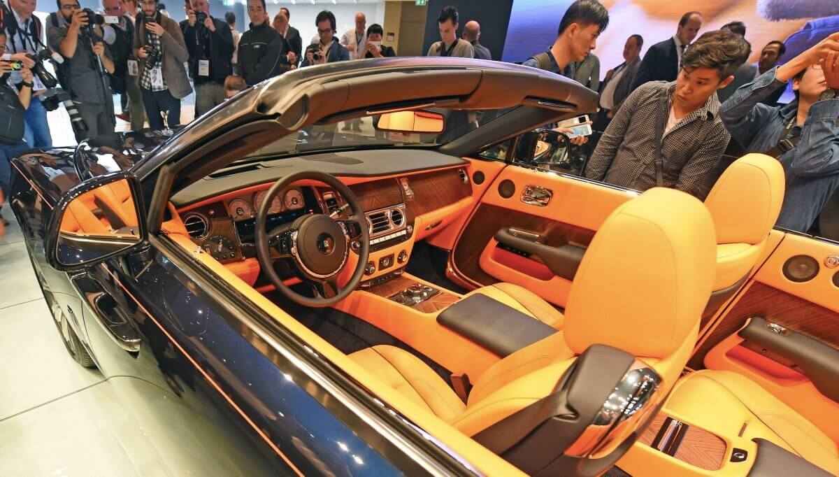 Четырехместный кабриолет Rolls-Royce Dawn