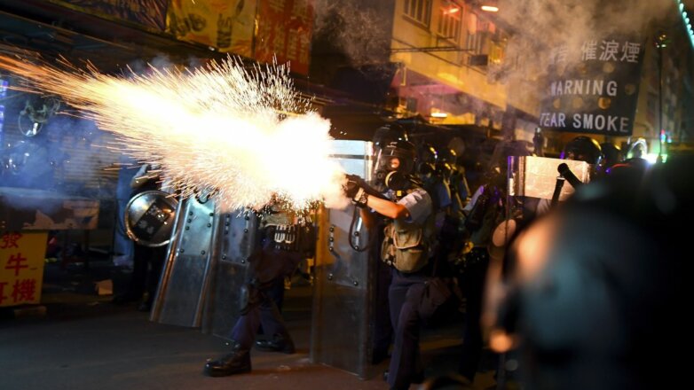 Полиция Гонконга начала помечать протестующих краской