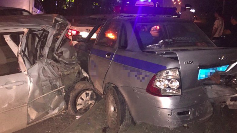 Пьяный водитель в Москве протаранил машину ДПС