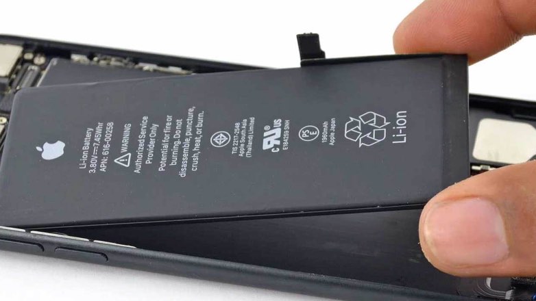 Корпорация Apple запретила менять батарею iPhone