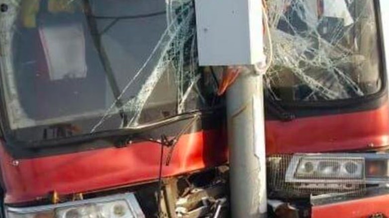 Автобус с пассажирами влетел в столб в Москве