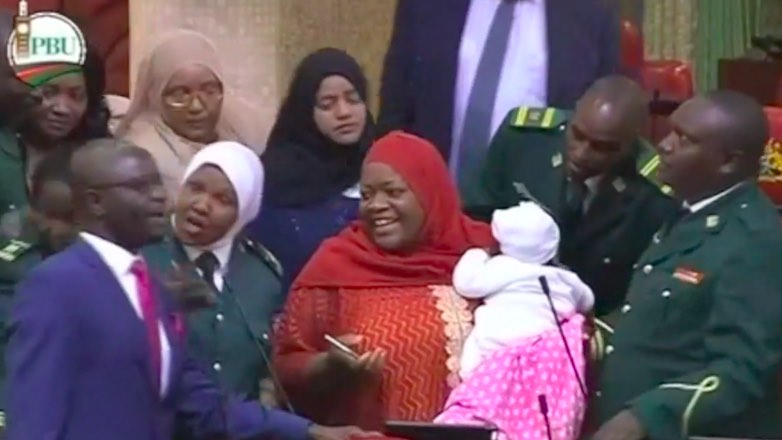 Кенийскую женщину-депутата с младенцем выгнали из зала заседаний