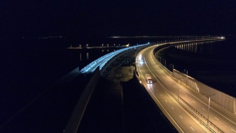 Над железнодорожным участком Крымского моста включили фонари