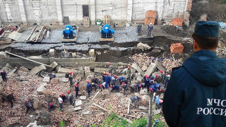 Два человека погибли при обрушении стены здания в Новосибирске: видео