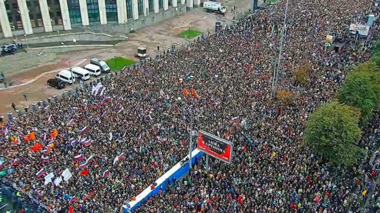 В Москве на согласованную акцию вышло около 20 тыс. человек