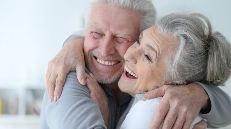Счастливая пожилая пара пенсионеры оптимисты радость