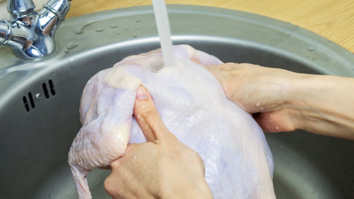 Нужно мыть мясо перед приготовлением. Курица сырая.