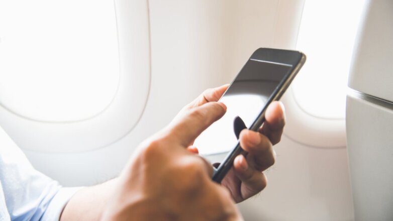 Раскрыта реальная опасность телефонов на борту самолета