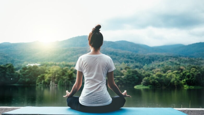 Йога медитация девушка на природе душевное ментальное психическое здоровье