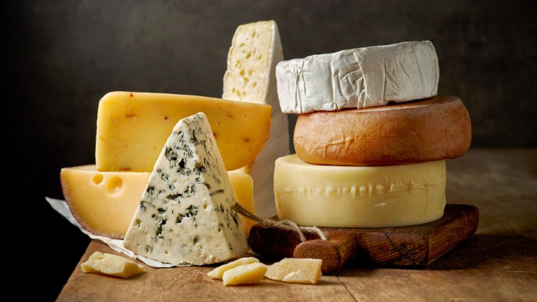 Микробиологи выяснили, что помогает получить вкусный сыр
