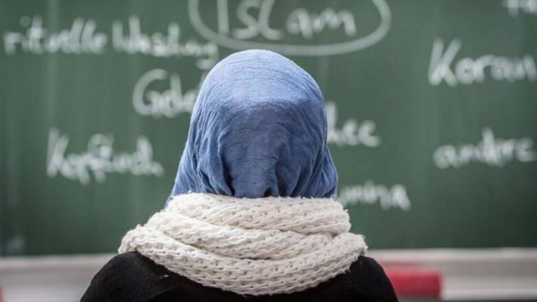Учительниц-мусульманок уволили за отказ снять платки