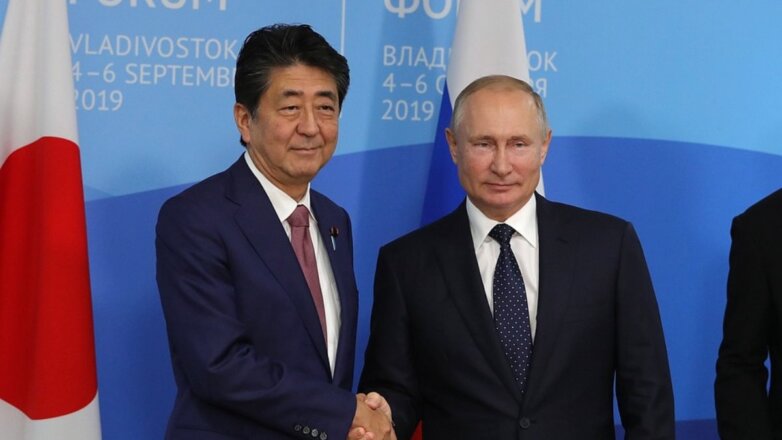 Абэ предложил Путину заключить мирный договор