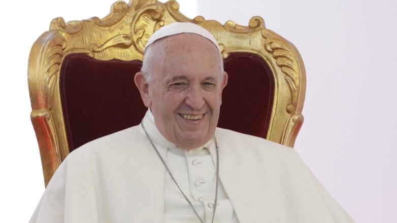 Папа Римский провел 25 минут в застрявшем лифте