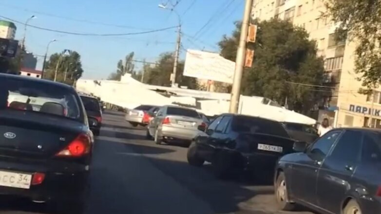 В Волгограде бомбардировщик Су-24 перекрыл улицу