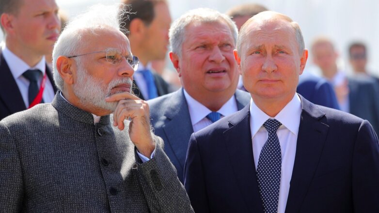 Президент РФ В.Путин и премьер-министр Индии Н.Моди посетили судостроительный комплекс 