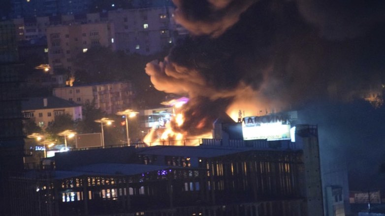 Во Владивостоке загорелся торговый центр на площади 1000 кв.м