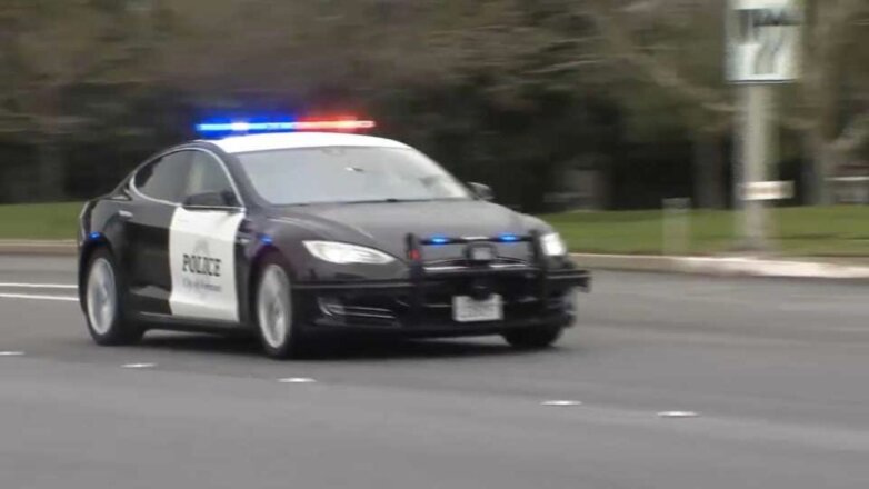 В Калифорнии у полицейской Tesla во время погони села батарея