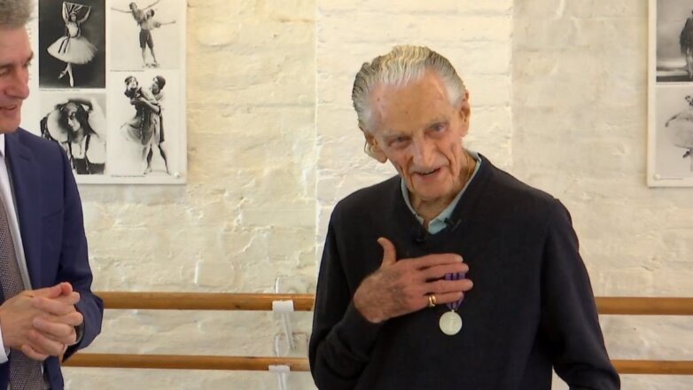 100-летний танцовщик получил награду, завоёванную 77 лет назад
