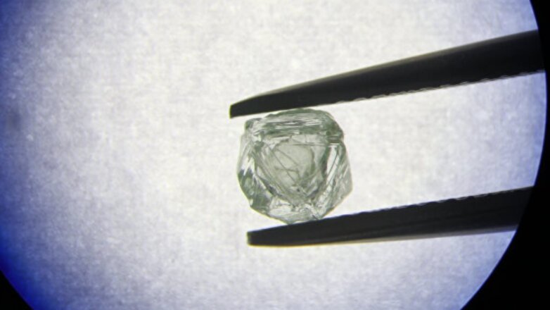 В Якутии добыли необычный алмаз-матрёшку