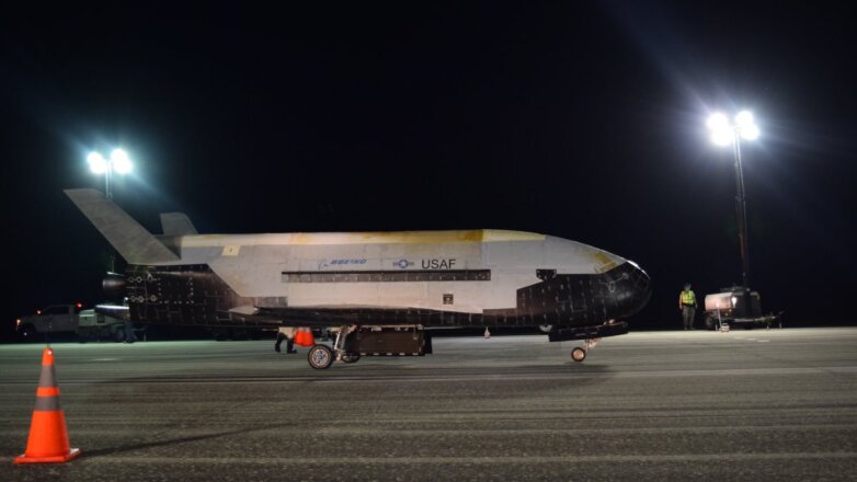 Американский космоплан X-37B вернулся из экспериментального полета