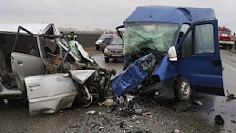 Семь человек погибли в ДТП с двумя микроавтобусами на Алтае