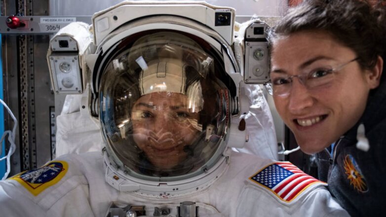 Через несколько часов две американки впервые выйдут в открытый космос