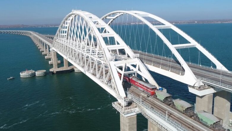 По Крымскому мосту пустили тяжеловесные составы