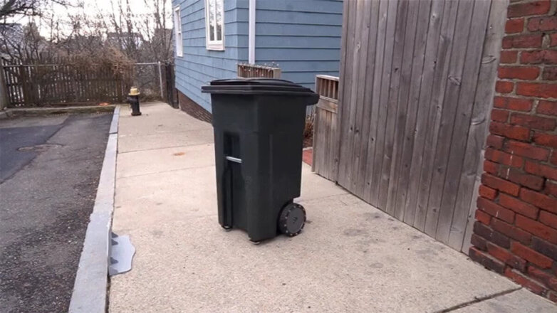 Создан мусорный контейнер, который сам выезжает на тротуар