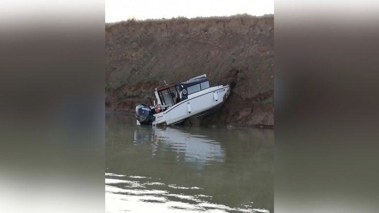 Катер с пятью пассажирами врезался в берег Иркутского водохранилища