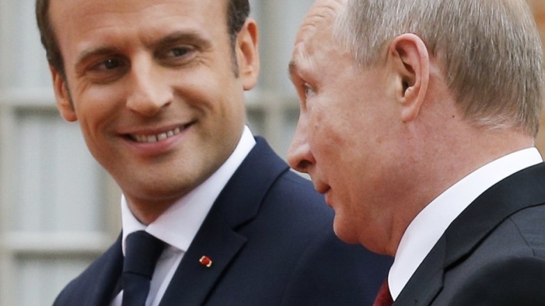 Президенты Франции и России Эммануэль Макрон и Владимир Путин