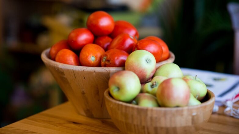 Названы любопытные особенности роста яблок и томатов