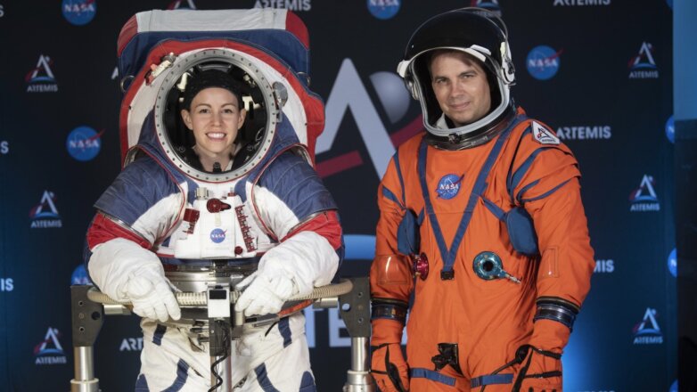 Российские космонавты готовятся выйти в космос в американских скафандрах