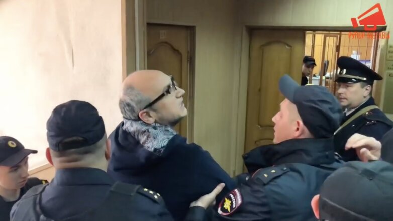 Юрист Карамзин проведет еще 3 месяца в тюрьме