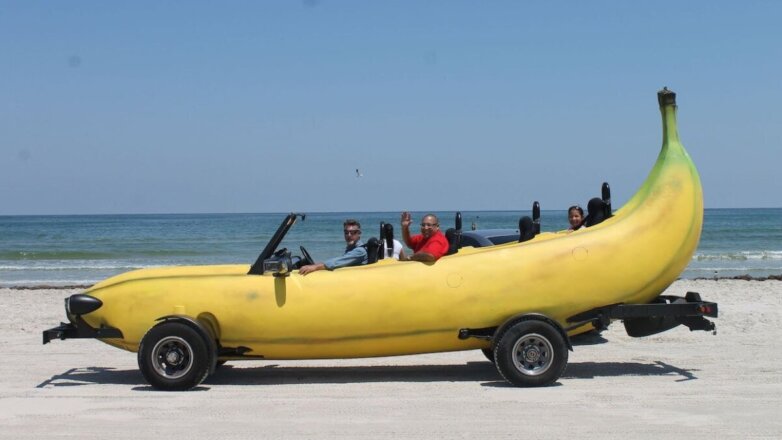 Полицейский дал водителю "бананомобиля" 20 долларов