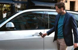 BMW научили открывать замки с помощью разряженного смартфона