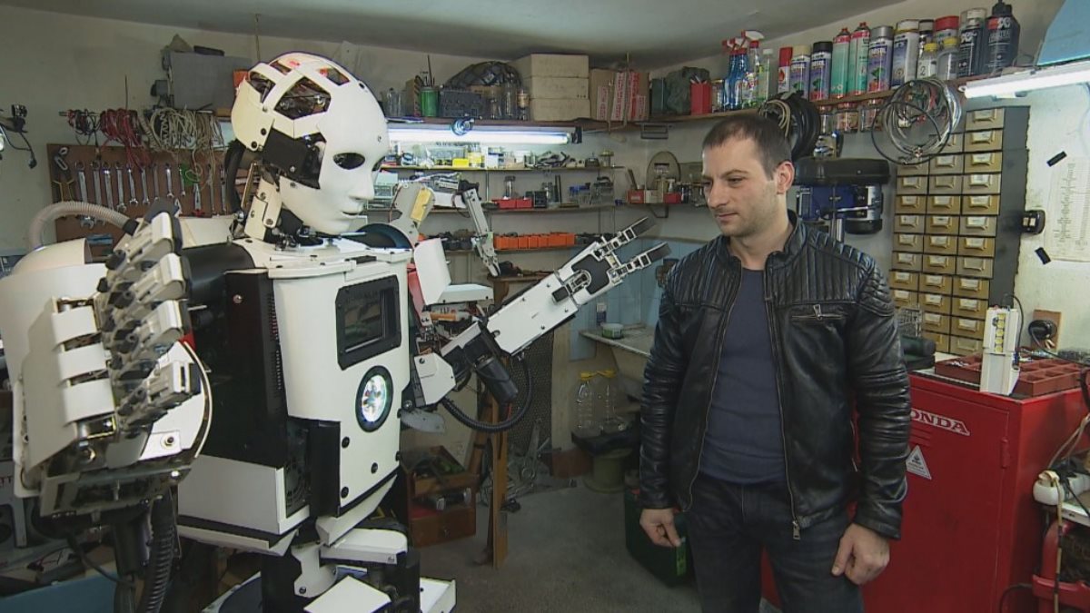 Где изобрели роботов. Инженер робототехник. Робот изобретатель. Создатель роботов. Мастерская изобретателей робота.