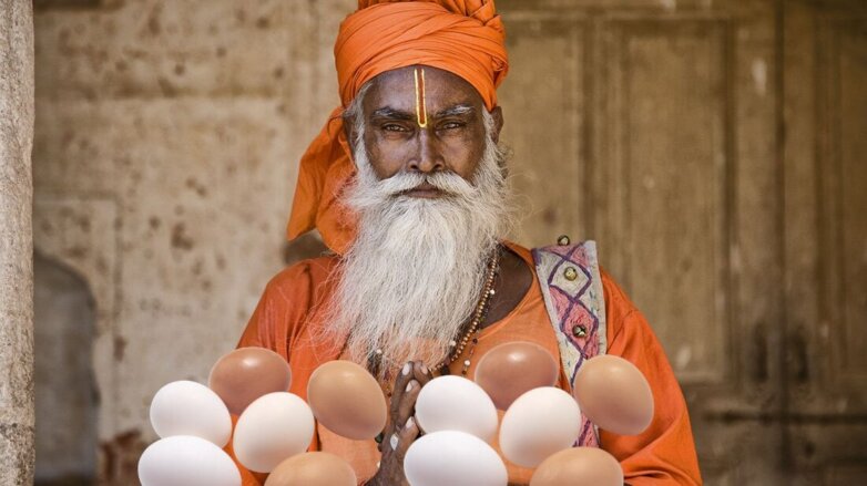 В Индии мужчина пытался на спор съесть 50 яиц и умер