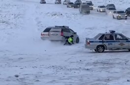 Инцидент с инспектором ГИБДД на ледовой переправе в Якутии попал на видео