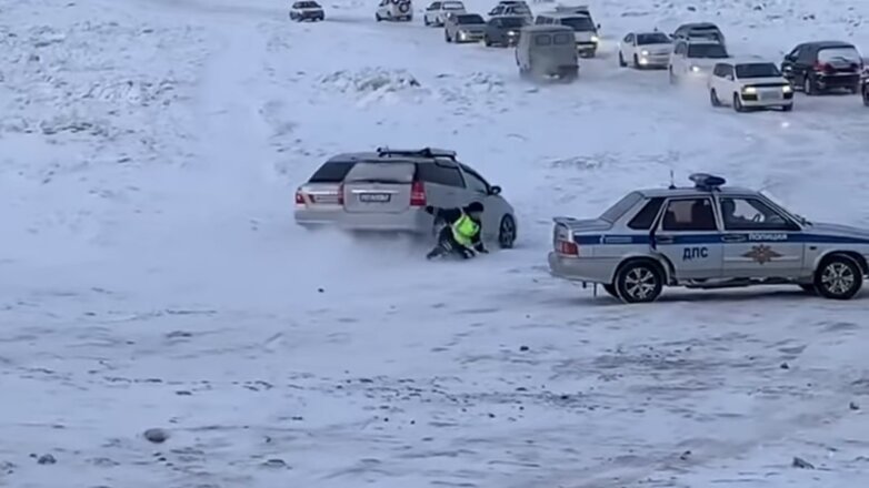 Инцидент с инспектором ГИБДД на ледовой переправе в Якутии попал на видео