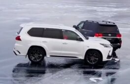 Парный дрифт Toyota Land Cruiser и Lexus LX на льду Байкала сняли на видео