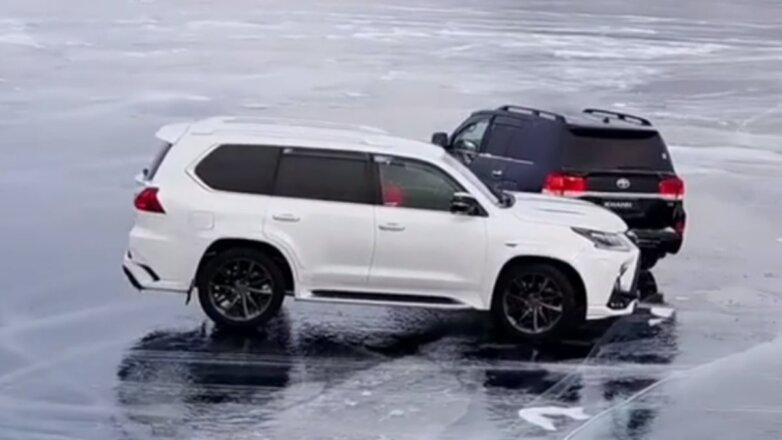 Парный дрифт Toyota Land Cruiser и Lexus LX на льду Байкала сняли на видео